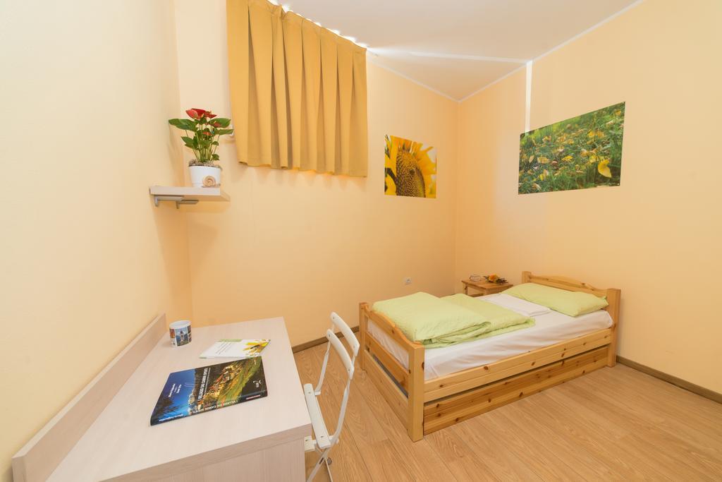 Hostel L'Ost - Ostello Di Grumes Bagian luar foto